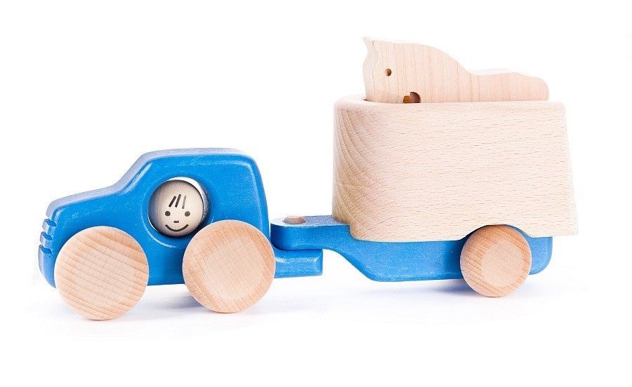 Toyota z konikiem w przyczepie