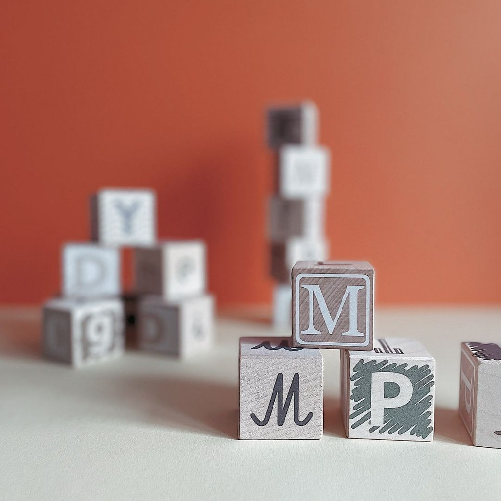 Alphabet auf Bausteinen – Erdfarben