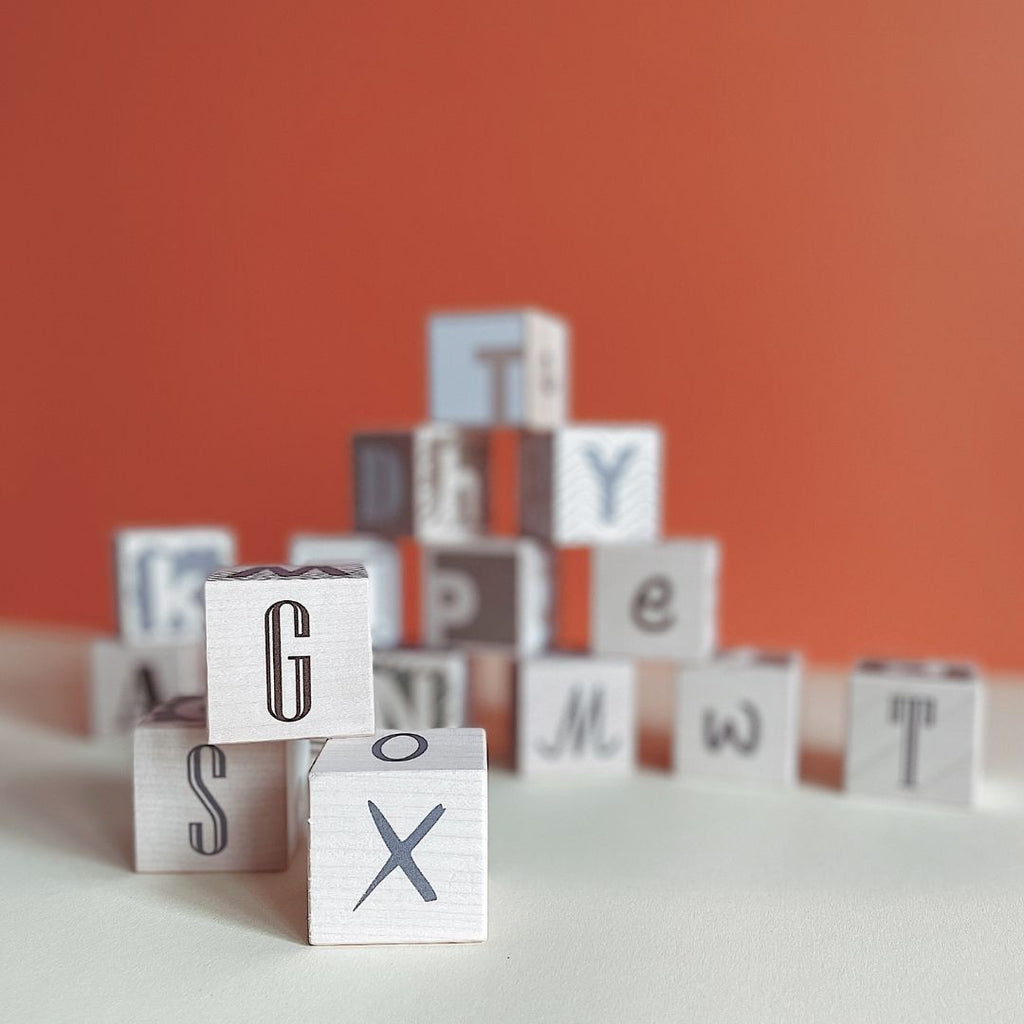 Alphabet auf Bausteinen – Erdfarben