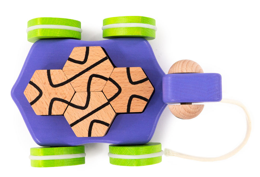 Holzschildkröte auf dreieckigen Rädern (hüpft, bewegliche Augen)