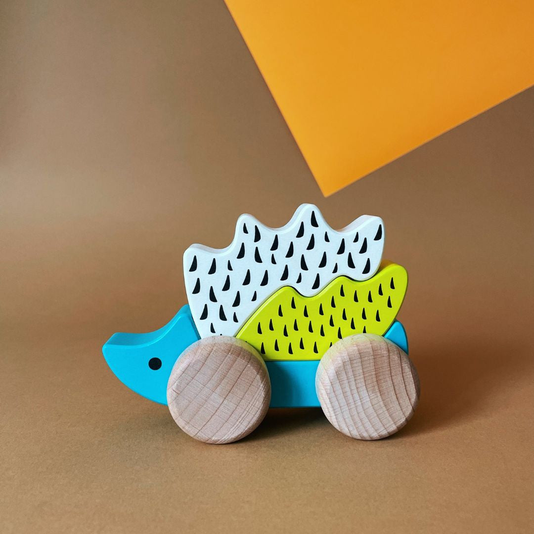 Drewniany jeż na kółkach z klockami-puzzlami