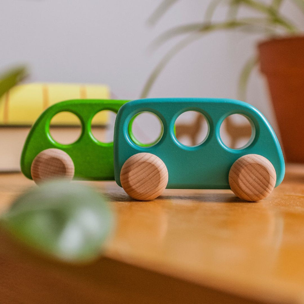 Holzbus mit drei Fenstern