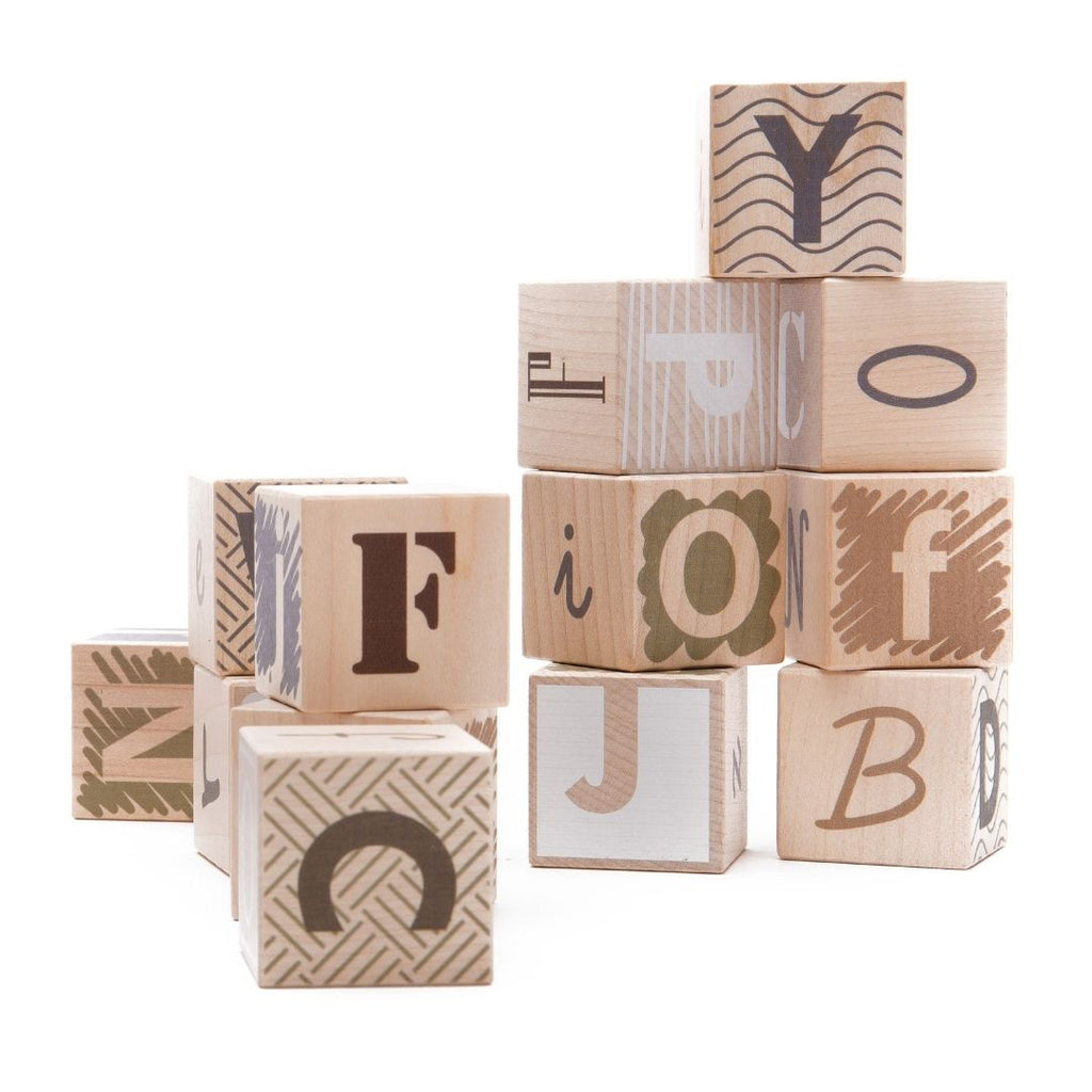 Alphabet auf Bausteinen – Erdfarben
