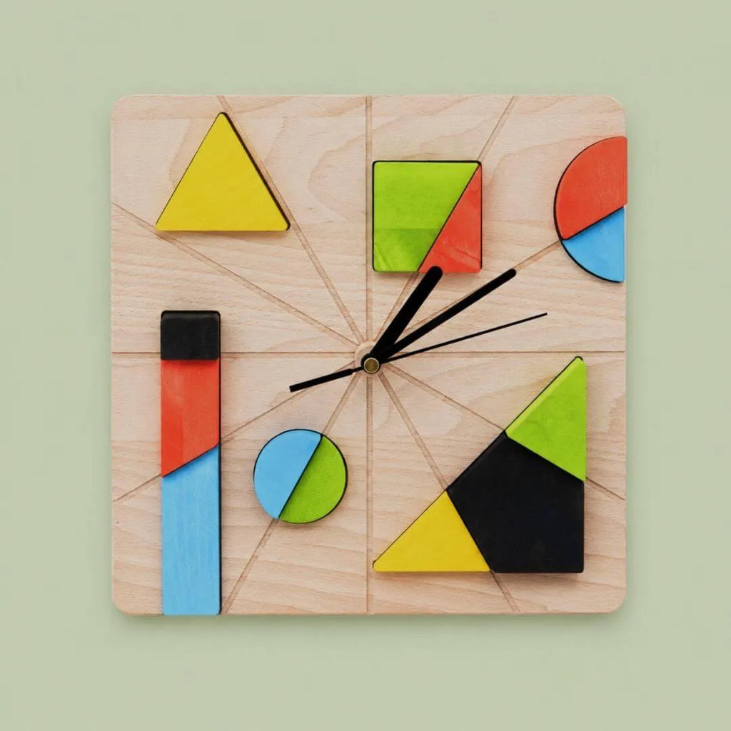 Hölzerne Wanduhr mit geometrischen Blöcken