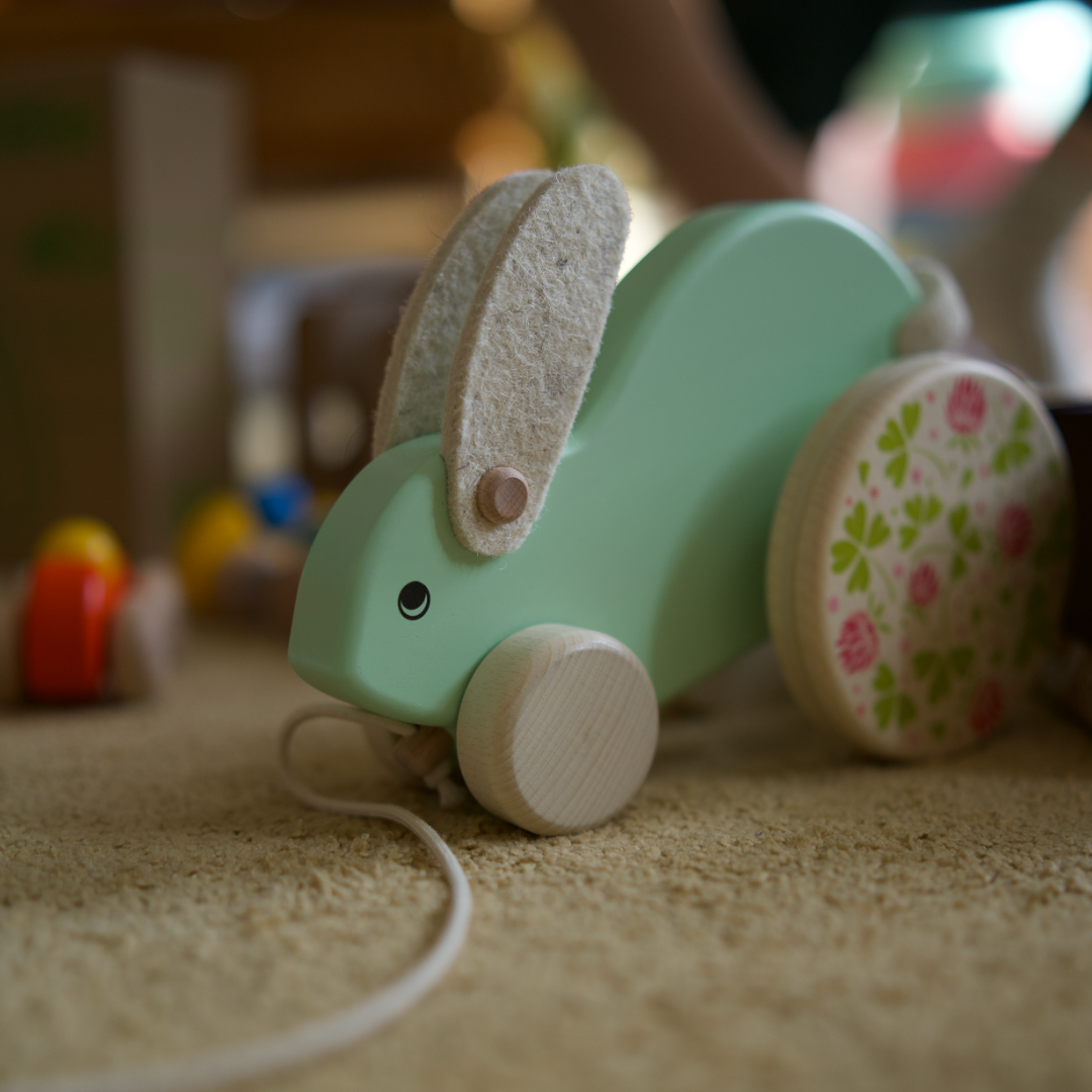 Large wooden rabbit (jumping)